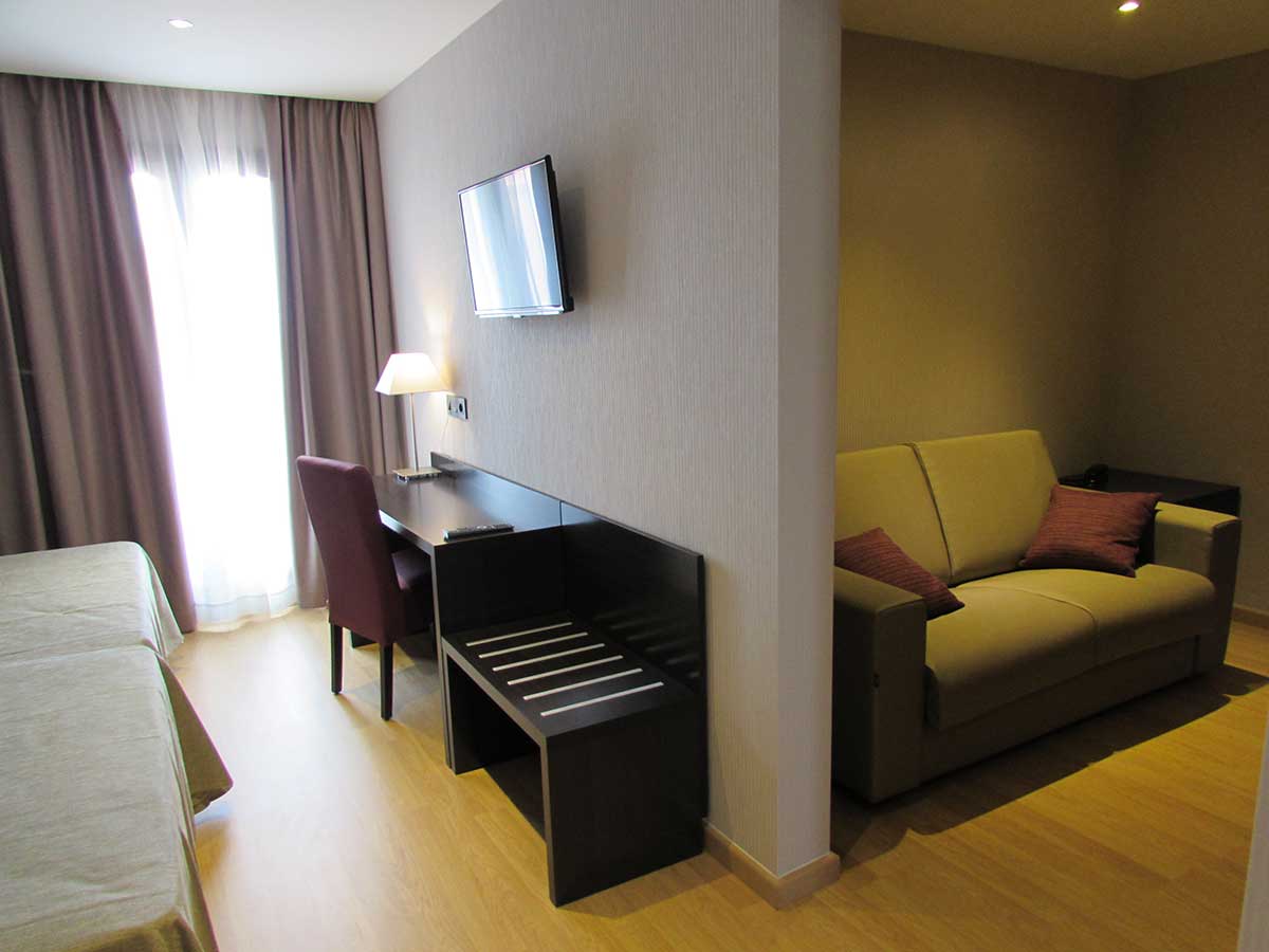 Habitación Suite hasta 4 personas con 2 camas de 200 x 135 cm+ 1 sofá-cama