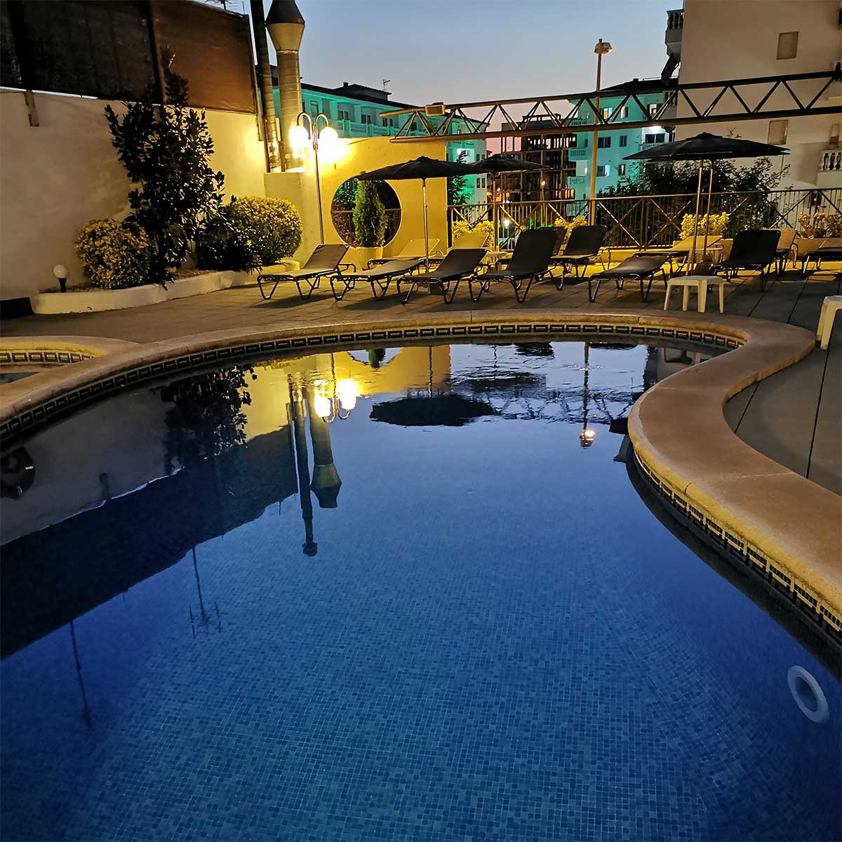 Servicios: En el Hotel Petit Palau disponemos de servicio de piscina exterior y solarium