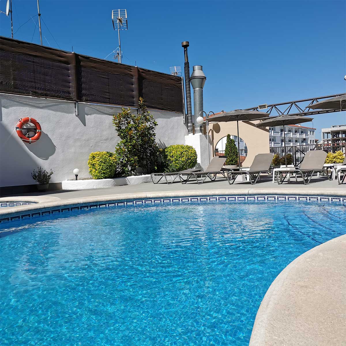 En el Hotel Petit Palau disponemos de servicio de piscina exterior y solarium