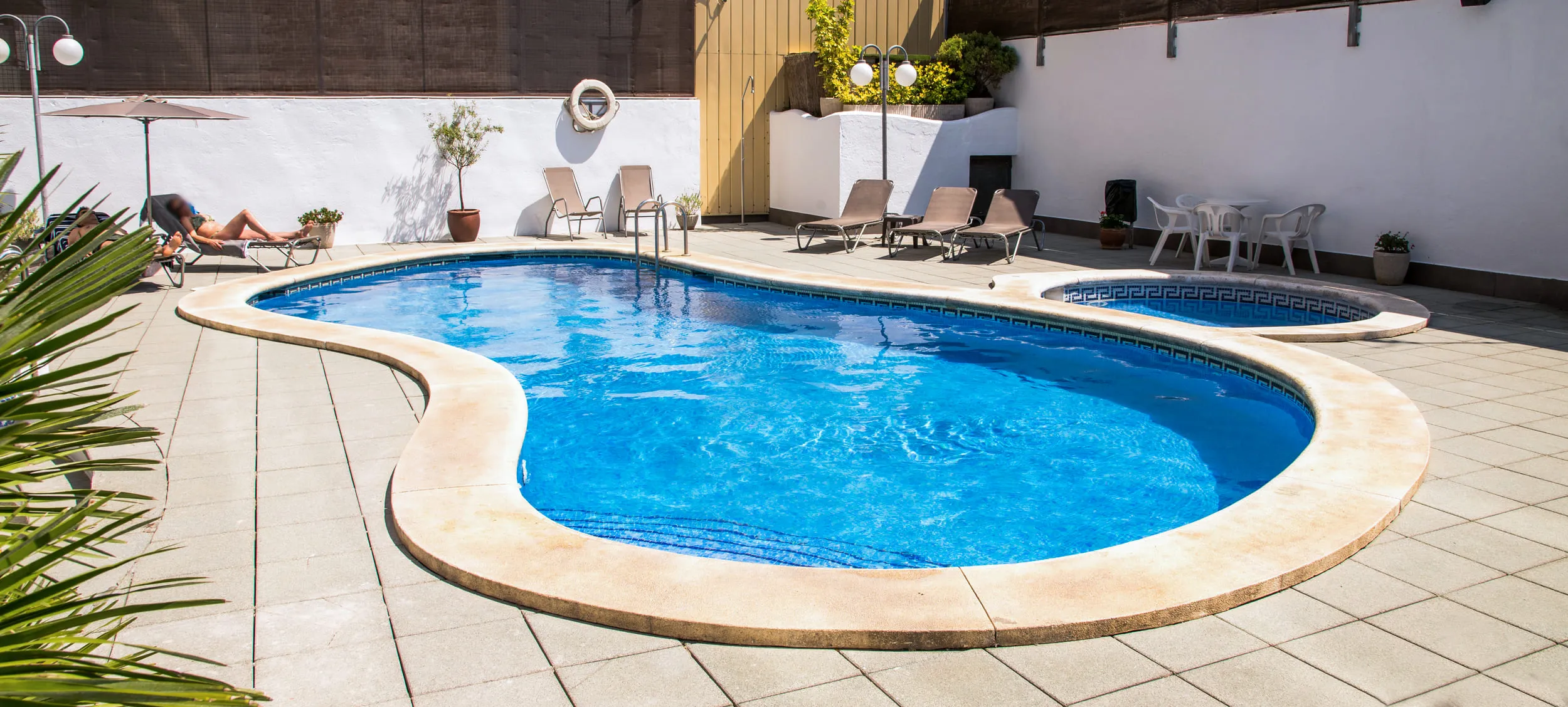 piscina hotel petit palau