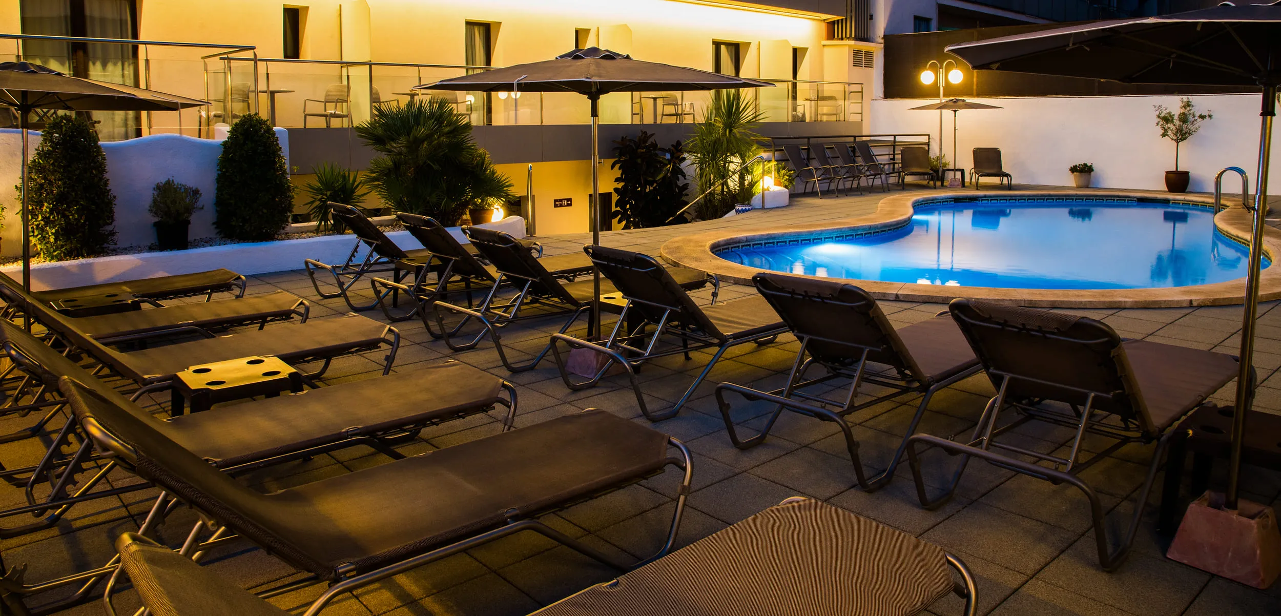 piscina hotel petit palau