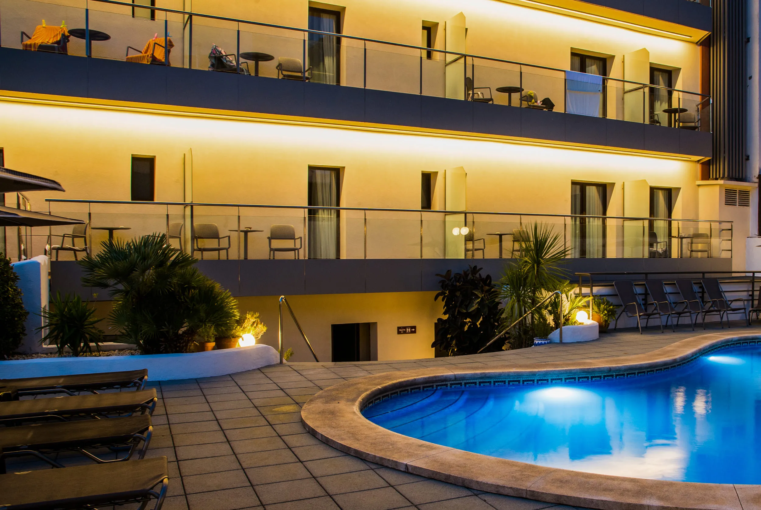 piscina noche blanes